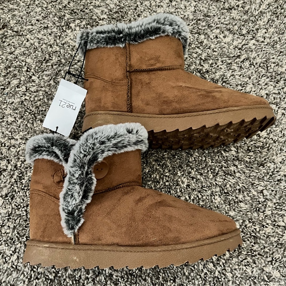 NEW Rue 21 faux fur ugg style boots (Bailey button)